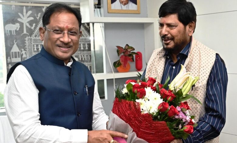 मुख्यमंत्री विष्णु देव साय से केंद्रीय राज्यमंत्री रामदास अठावले ने की सौजन्य मुलाकात