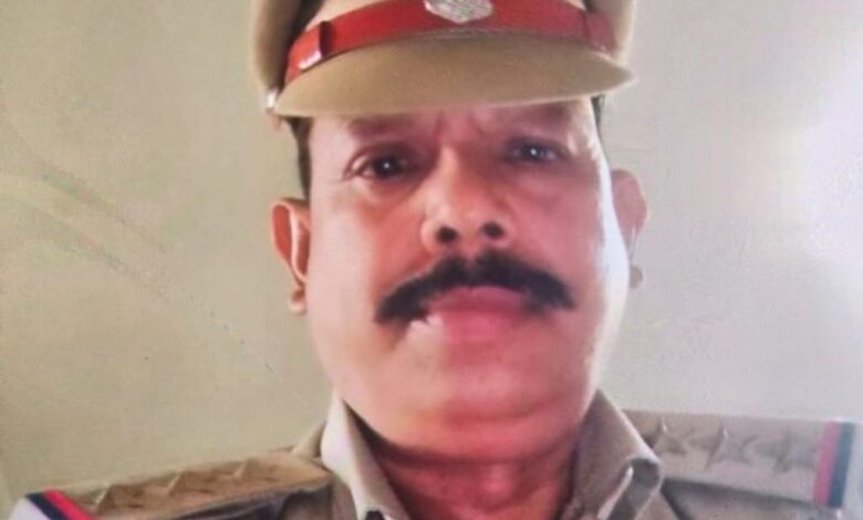 नारायणपुर थाना प्रभारी रामसाय पैंकरा की बिजली करेंट की चपेट में आने से मौत, पुलिस में फैली शोक की लहर नारायणपुर थाना प्रभारी रामसाय पैंकरा की बिजली करेंट की चपेट में आने से मौत, पुलिस में फैली शोक की लहर