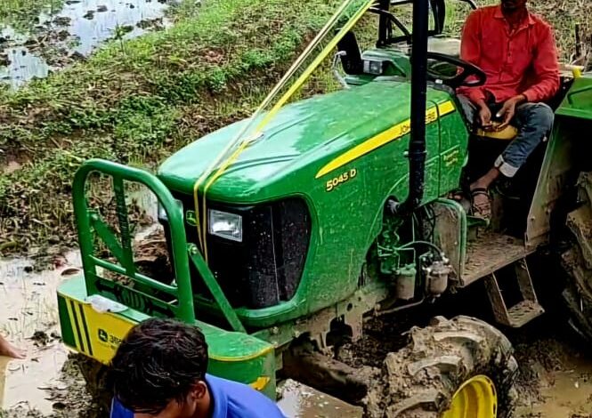 खेत की मेंड़ पर ट्रैक्टर ले जाने से रोपा नष्ट, विरोध करने पर दी जान से मारने की धमकी खेत की मेंड़ पर ट्रैक्टर ले जाने से रोपा नष्ट, विरोध करने पर दी जान से मारने की धमकी