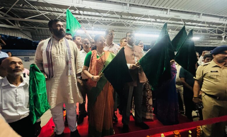 छिंदवाड़ा-इंदौर पंचवेली एक्सप्रेस ट्रेन के नैनपुर तक विस्तार सेवा कार्यक्रम में शामिल हुई सांसद  भारती पारधी