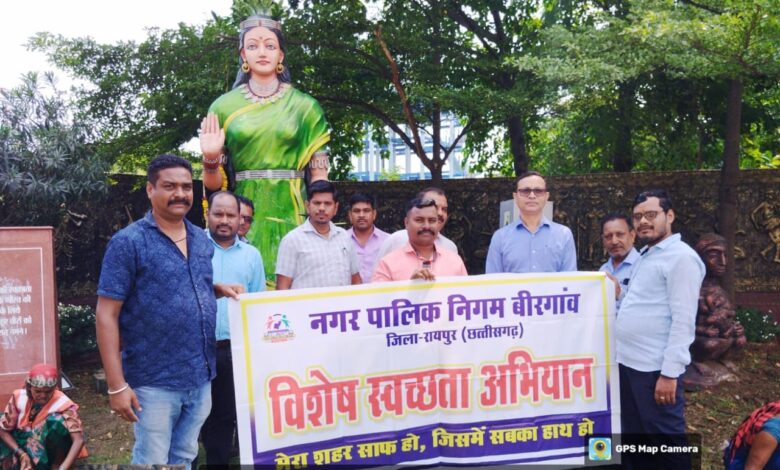 हर घर तिरंगा – हर घर स्वच्छता अभियान के अंतर्गत नगर पालिक निगम बीरगांव में स्वतंत्रता सेनानियों की प्रतिमाओं की सफाई