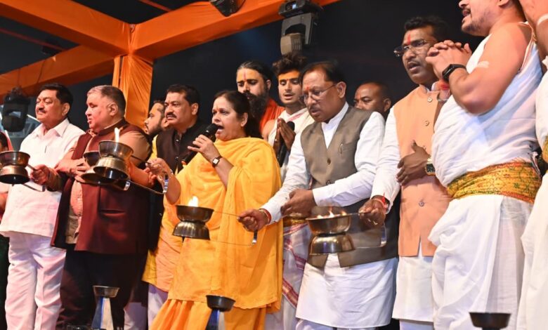 मुख्यमंत्री विष्णुदेव साय ने भगवान राजीव लोचन एवं कुलेश्वरनाथ महादेव मंदिर में की पूजा अर्चना : महानदी महाआरती में हुए शामिल, छत्तीसगढ़ की समृद्धि की प्रार्थना की