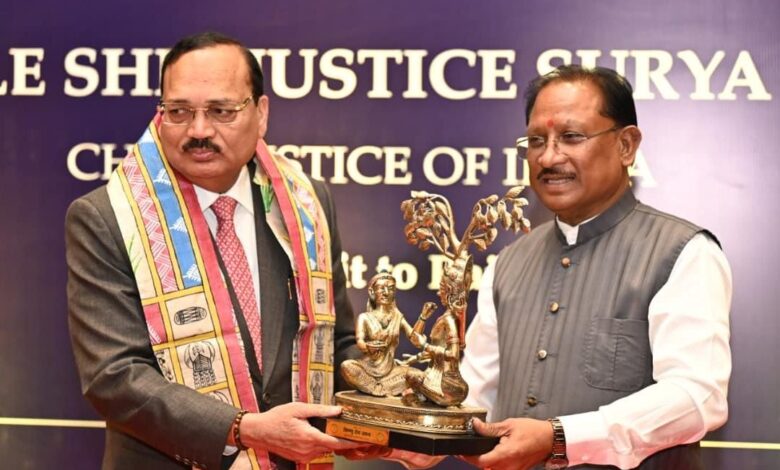 मुख्यमंत्री विष्णुदेव साय ने भारत के मुख्य न्यायाधीश न्यायमूर्ति सूर्यकांत का किया आत्मीय स्वागत….