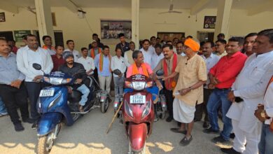 उपमुख्यमंत्री विजय शर्मा की तत्परता से दो दिव्यांगों को मिली स्कूटी: दिव्यांग धरम सिंह पटेल और उलख राम पटेल चेहरे पर लौटी मुस्कान….