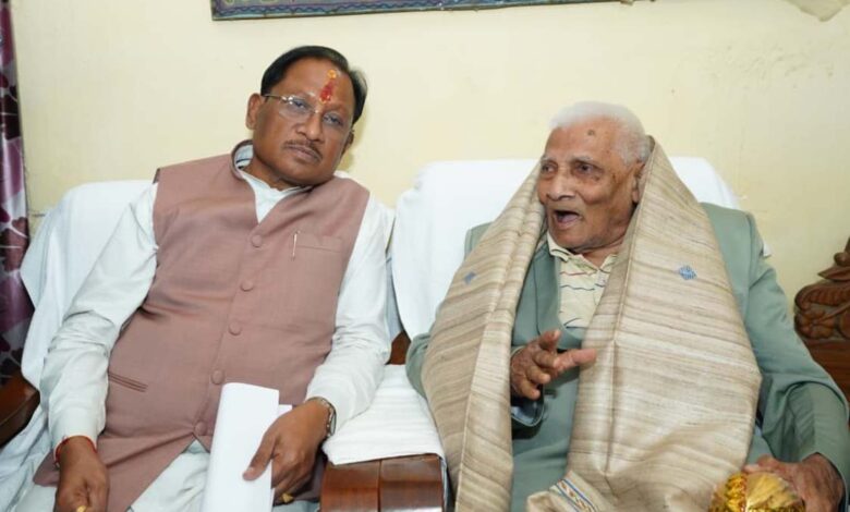 मुख्यमंत्री विष्णुदेव साय ने लोकतंत्र सेनानी से की मुलाकात मुख्यमंत्री विष्णुदेव साय ने लोकतंत्र सेनानी से की मुलाकात