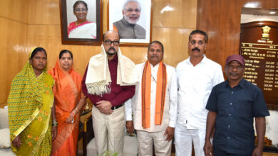 राज्यपाल रमेन डेका से राष्ट्रपति पुरस्कार प्राप्त ढोकरा शिल्प कलाकारों ने की सौजन्य भेंट….