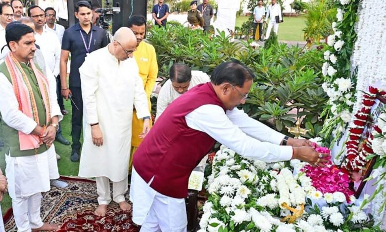 मुख्यमंत्री विष्णुदेव साय ने श्रीमती कुसुम सिन्हा को दी श्रद्धांजलि…. मुख्यमंत्री विष्णुदेव साय ने श्रीमती कुसुम सिन्हा को दी श्रद्धांजलि….
