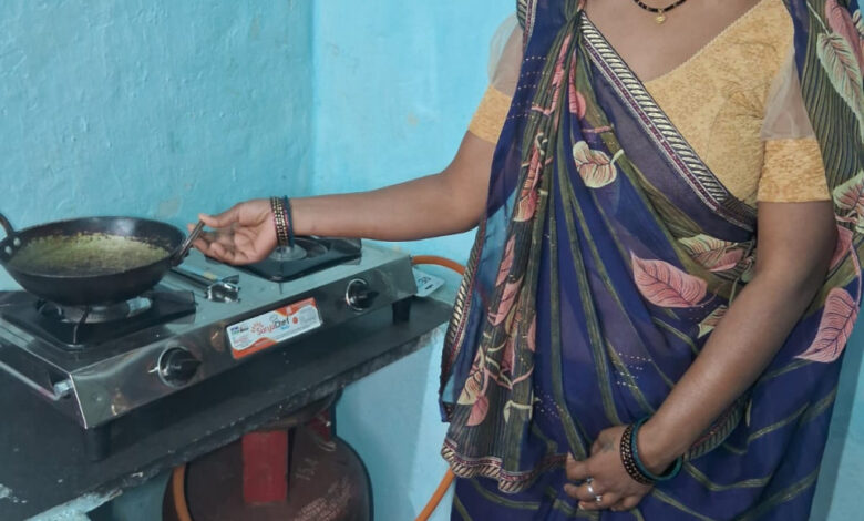प्रधानमंत्री उज्ज्वला योजना: धुएँ से मिली मुक्ति, समय की हो रही बचत…. प्रधानमंत्री उज्ज्वला योजना: धुएँ से मिली मुक्ति, समय की हो रही बचत….