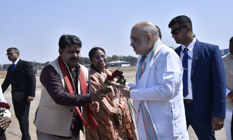केन्द्रीय गृह मंत्री अमित शाह का जगदलपुर के मां दंतेश्वरी एयरपोर्ट में आत्मीय स्वागत… केन्द्रीय गृह मंत्री अमित शाह का जगदलपुर के मां दंतेश्वरी एयरपोर्ट में आत्मीय स्वागत…