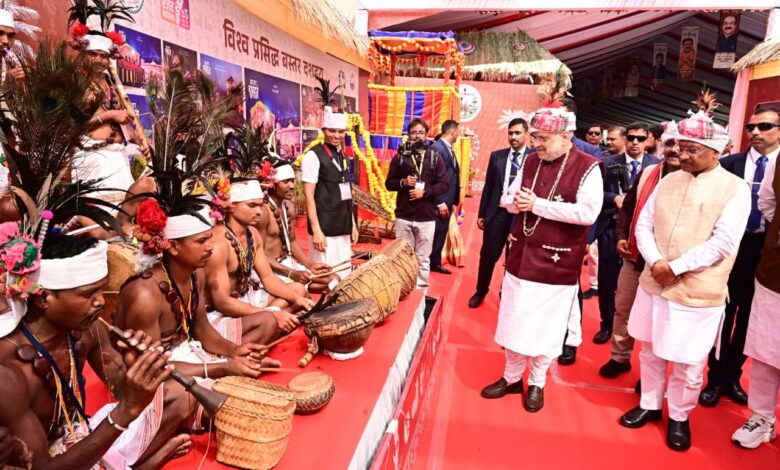 अमित शाह ने देखा बस्तर की जनजातीय विरासत का वैभव, विजेता दलों से मिलकर बढ़ाया उत्साह….. अमित शाह ने देखा बस्तर की जनजातीय विरासत का वैभव, विजेता दलों से मिलकर बढ़ाया उत्साह…..