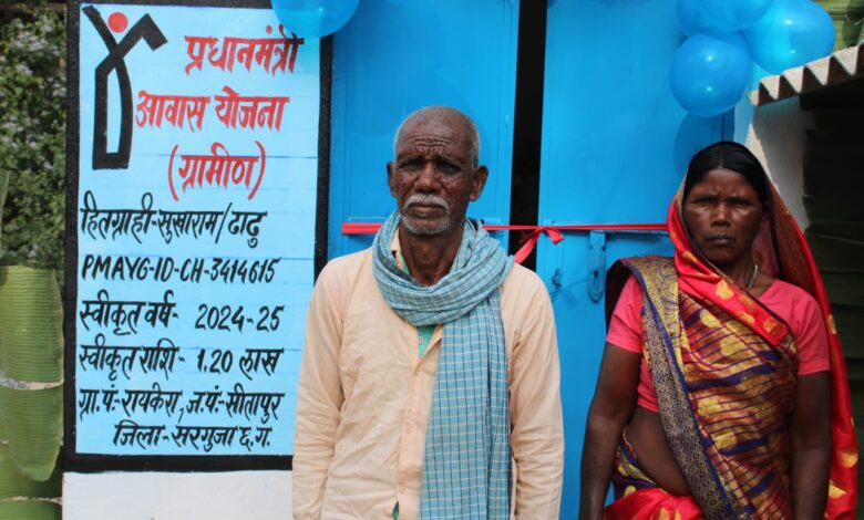 पक्के घर का सपना हुआ साकार, पीढ़ियों का ’कच्चा मकान’ छोड़ अब पक्के आवास में मुस्कुरा रहा है सुखराम का परिवार…. पक्के घर का सपना हुआ साकार, पीढ़ियों का ’कच्चा मकान’ छोड़ अब पक्के आवास में मुस्कुरा रहा है सुखराम का परिवार….