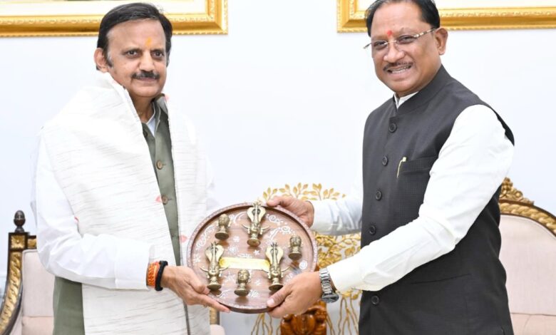 मुख्यमंत्री से मध्यप्रदेश के उपमुख्यमंत्री राजेंद्र शुक्ला ने की सौजन्य मुलाकात….. मुख्यमंत्री से मध्यप्रदेश के उपमुख्यमंत्री राजेंद्र शुक्ला ने की सौजन्य मुलाकात…..