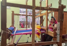 हाथ करघे से कमाई तक- ग्राम नारी की महिलाओं की सफलता का राज….