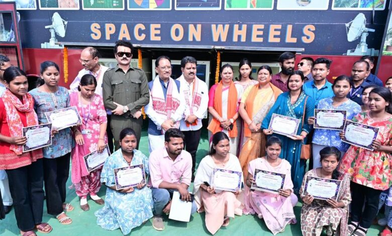 ‘स्पेस ऑन व्हील्स’ बना जशपुर के बच्चों के लिए अंतरिक्ष ज्ञान का चलता-फिरता विद्यालय….