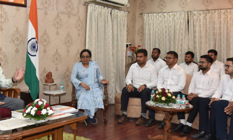 राज्यपाल रमेन डेका से प्रशिक्षणरत नायब तहसीलदारों ने की सौजन्य भेंट….