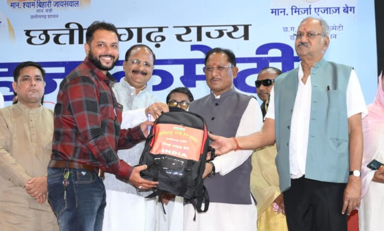 मुख्यमंत्री विष्णु देव साय ने हज यात्रियों को वितरित किया फर्स्ट एड किट: सफल हज यात्रा के लिए शुभकामना देकर यात्रियों का किया स्वागत….. मुख्यमंत्री विष्णु देव साय ने हज यात्रियों को वितरित किया फर्स्ट एड किट: सफल हज यात्रा के लिए शुभकामना देकर यात्रियों का किया स्वागत…..