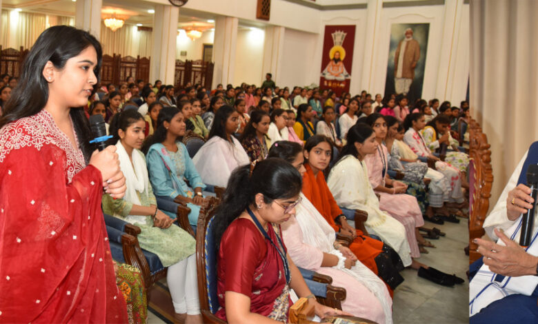 राज्यपाल रमेन डेका ने महाविद्यालय की छात्राओं से हुए रूबरू, सफलता के लिए दिया मार्गदर्शन…..