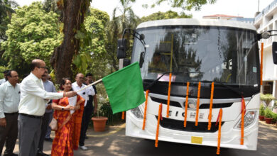 राज्यपाल डेका ने खैरागढ़ विश्वविद्यालय की नई बस को दिखाई हरी झंडी….