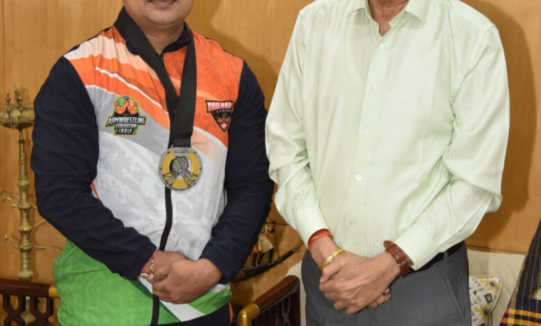राज्यपाल रमेन डेका ने स्वर्ण पदक विजेता आर्मरेसलर श्रीमंत झा को दी बधाई….