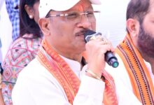 सरगुजा जिले के ग्राम सिलमा में अचानक उतरा मुख्यमंत्री विष्णु देव साय का हेलीकॉप्टर, खाट में बैठकर ग्रामीणों से किया संवाद: सुनी समस्याएं, समाधान के दिए निर्देश….