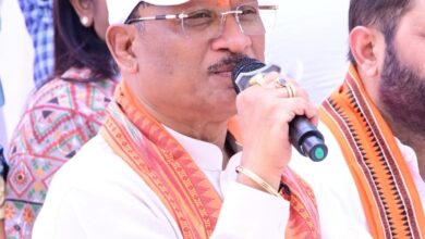 सरगुजा जिले के ग्राम सिलमा में अचानक उतरा मुख्यमंत्री विष्णु देव साय का हेलीकॉप्टर, खाट में बैठकर ग्रामीणों से किया संवाद: सुनी समस्याएं, समाधान के दिए निर्देश….