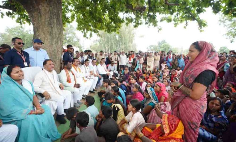 ’तेंदूपत्ता संग्राहकों के बीच पहुंचे मुख्यमंत्री विष्णु देव साय, महुआ पेड़ के नीचे लगाई चौपाल’, संग्राहकों से किया आत्मीय संवाद, सुनी समस्याएं…