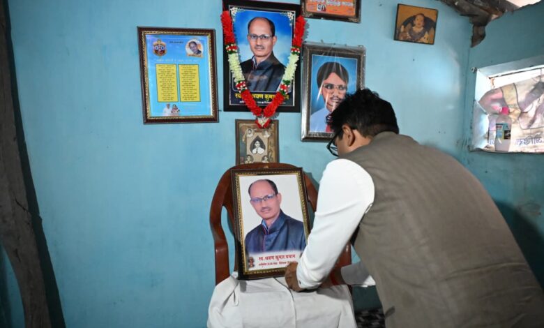 वित्त मंत्री ओपी चौधरी ने दी श्रद्धांजलि श्रवण प्रधान को, पुसौर तहसील के पड़ीगांव पहुंचकर शोक संतप्त परिवार से की मुलाकात, दिवंगत आत्मा की शांति के लिए की प्रार्थना…. वित्त मंत्री ओपी चौधरी ने दी श्रद्धांजलि श्रवण प्रधान को, पुसौर तहसील के पड़ीगांव पहुंचकर शोक संतप्त परिवार से की मुलाकात, दिवंगत आत्मा की शांति के लिए की प्रार्थना….