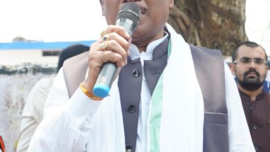 गांव की चौपाल में दिखी मुख्यमंत्री की सादगी और संवेदनशीलता,पीपल के पेड़ तले खाट पर बैठकर ग्रामीणों से किये सीधा संवाद…