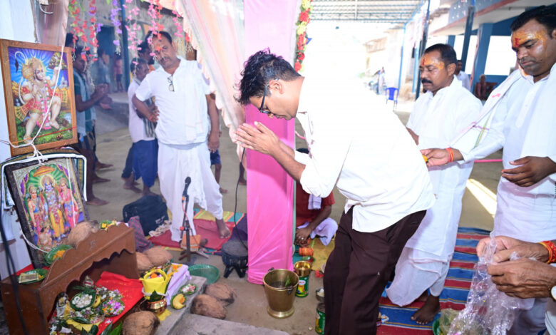 गृह ग्राम बायंग में श्रीरामनाम सप्ताह यज्ञ में शामिल हुए वित्त मंत्री ओ.पी. चौधरी, ’पूजा-अर्चना कर प्रदेशवासियों की सुख-समृद्धि और खुशहाली की कामना की’….. गृह ग्राम बायंग में श्रीरामनाम सप्ताह यज्ञ में शामिल हुए वित्त मंत्री ओ.पी. चौधरी, ’पूजा-अर्चना कर प्रदेशवासियों की सुख-समृद्धि और खुशहाली की कामना की’…..