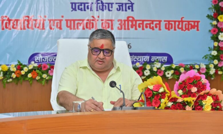 ओजस्वी सरगुजा : सपनों को मिलेगी नई उड़ान, 55 मेधावी विद्यार्थी नीट-जेईई की तैयारी हेतु रायपुर रवाना- मंत्री राजेश अग्रवाल….