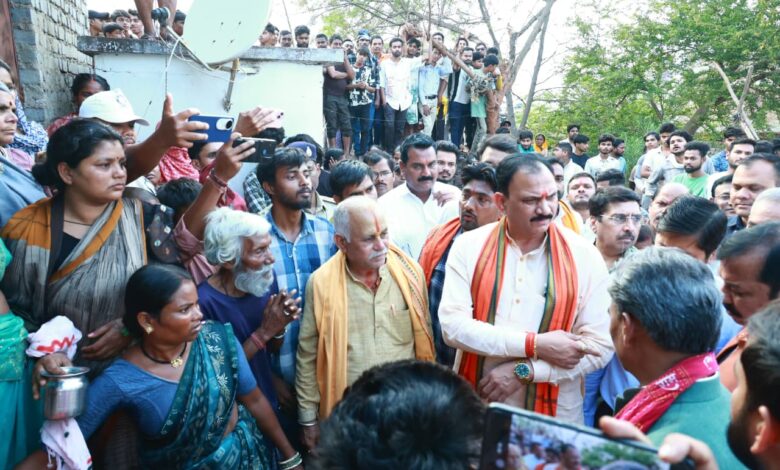 गैस सिलेंडर विस्फोट में 4 की मौत, स्वास्थ्य मंत्री श्याम बिहारी जायसवाल ने परिजनों से मिलकर जताया शोक….. गैस सिलेंडर विस्फोट में 4 की मौत, स्वास्थ्य मंत्री श्याम बिहारी जायसवाल ने परिजनों से मिलकर जताया शोक…..