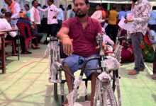 सुशासन तिहार : घुटनों के बल चलने की मजबूरी थमी, ट्राइसाइकिल से मिली जीवन लाल के सपनों को नई रफ़्तार….