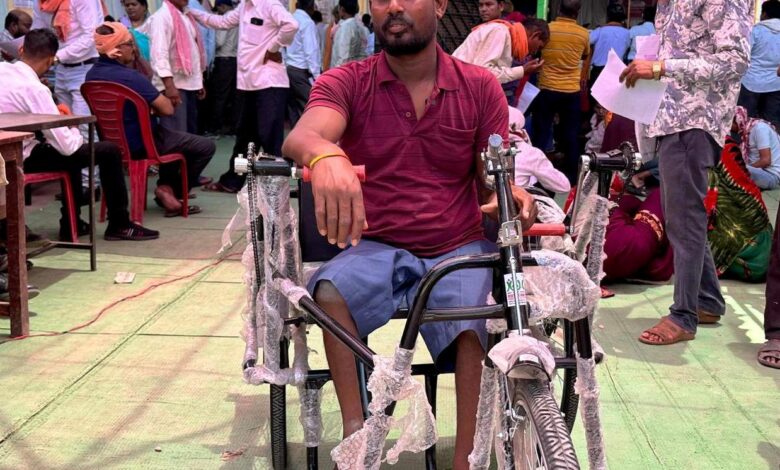 सुशासन तिहार : घुटनों के बल चलने की मजबूरी थमी, ट्राइसाइकिल से मिली जीवन लाल के सपनों को नई रफ़्तार….