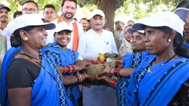 सुशासन तिहार: सरोधी में महिला स्व सहायता समूह ने मुख्यमंत्री को भेंट की स्थानीय उत्पादों की टोकरी….