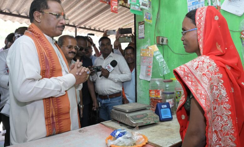 सुशासन तिहार: मुख्यमंत्री साय पहुंचे ‘लखपति दीदी’ सुमिला की किराना दुकान : लौंग-इलायची से हुआ आत्मीय स्वागत….