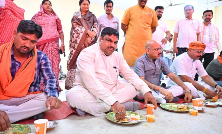 श्रमिक दिवस पर सेवा सदन में सामूहिक भोजन एवं संवाद कार्यक्रम आयोजित, मंत्री गजेन्द्र यादव ने बढ़ाया श्रमिकों का उत्साह….. श्रमिक दिवस पर सेवा सदन में सामूहिक भोजन एवं संवाद कार्यक्रम आयोजित, मंत्री गजेन्द्र यादव ने बढ़ाया श्रमिकों का उत्साह…..