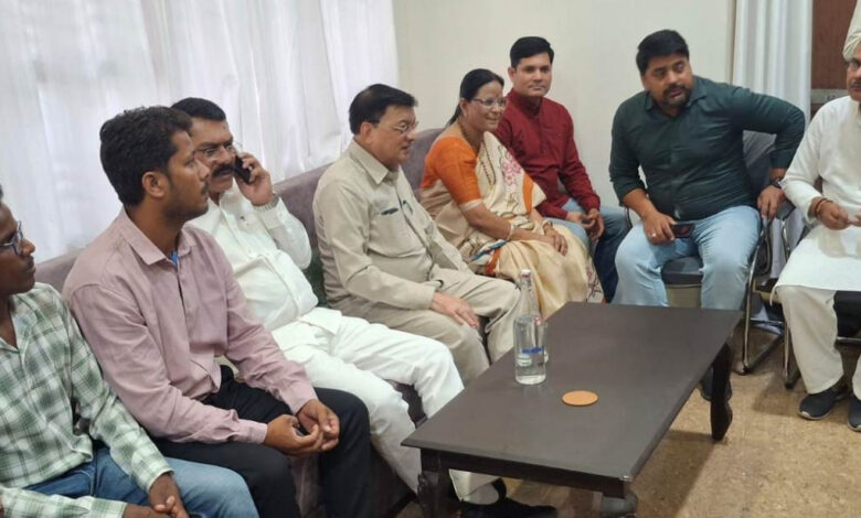 उद्योग मंत्री व महापौर ने किया पार्षद कक्ष का लोकार्पण, पार्षदों को बैठने व साकेत के कार्यालयीन कार्य निपटाने में नहीं होगी परेशानी… उद्योग मंत्री व महापौर ने किया पार्षद कक्ष का लोकार्पण, पार्षदों को बैठने व साकेत के कार्यालयीन कार्य निपटाने में नहीं होगी परेशानी…