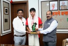 उप मुख्यमंत्री अरुण साव से अंडर-18 एशिया कप विजेता हॉकी खिलाड़ी अवि मानिकपुरी ने की सौजन्य मुलाकात…..