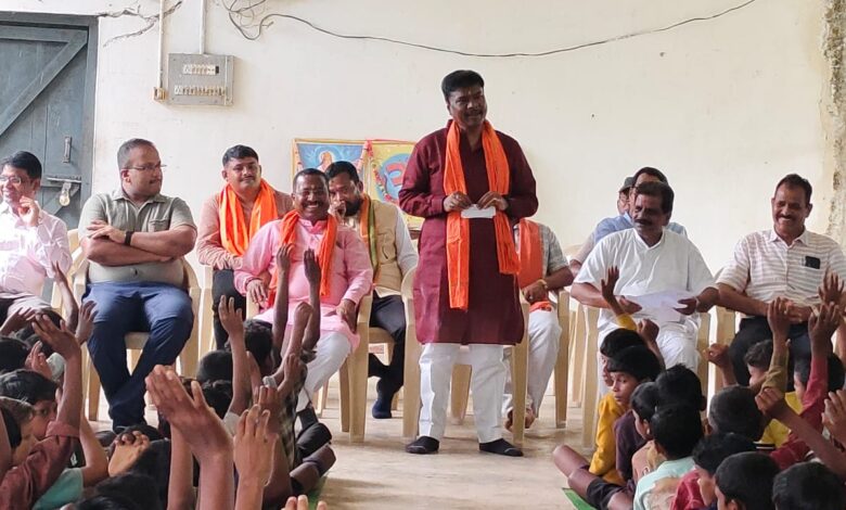हीरानार छात्रावास पहुंचे मंत्री केदार कश्यप, विद्यार्थियों का बढ़ाया हौसला, अपनी संस्कृति से जुड़े रहने और बड़े लक्ष्य तय करने की दी सीख….. हीरानार छात्रावास पहुंचे मंत्री केदार कश्यप, विद्यार्थियों का बढ़ाया हौसला, अपनी संस्कृति से जुड़े रहने और बड़े लक्ष्य तय करने की दी सीख…..