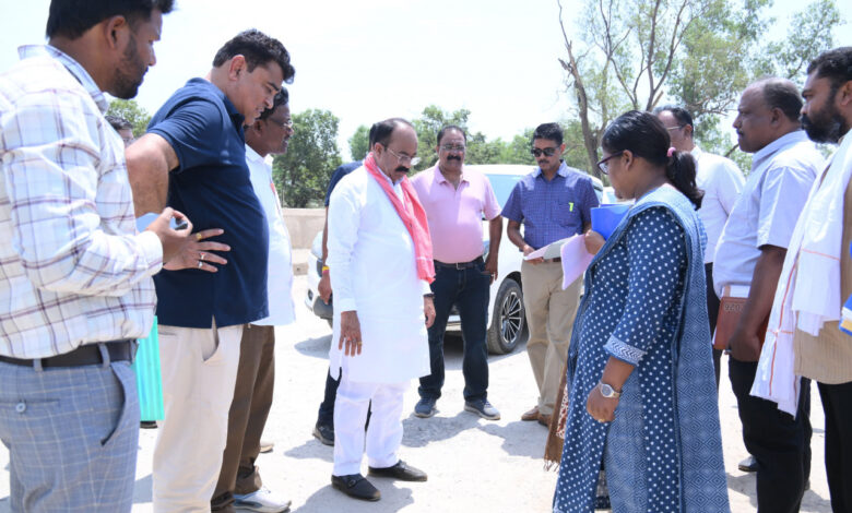 उप मुख्यमंत्री अरुण साव के बस्तर प्रवास का दूसरा दिन : मिशन अमृत, राष्ट्रीय राजमार्ग और तालाब सौंदर्यीकरण कार्यों का किया निरीक्षण… उप मुख्यमंत्री अरुण साव के बस्तर प्रवास का दूसरा दिन : मिशन अमृत, राष्ट्रीय राजमार्ग और तालाब सौंदर्यीकरण कार्यों का किया निरीक्षण…