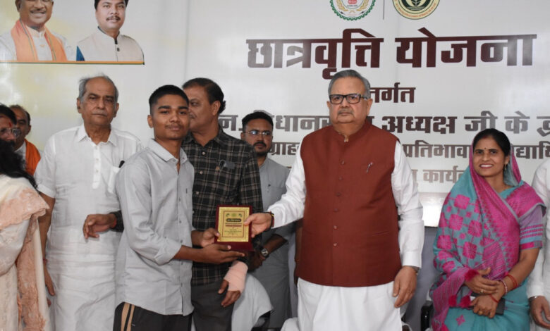 वनांचल के सपनों को मिल रहे पंख : छात्रवृत्ति योजना से बढ़ रहा बच्चों का आत्मविश्वास….
