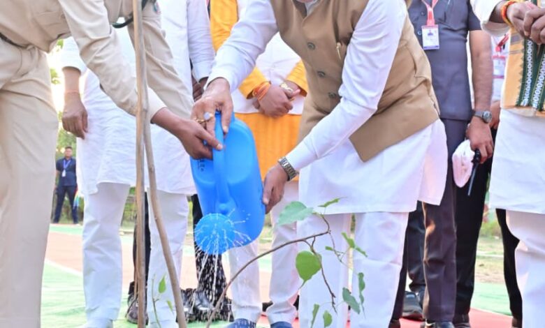 मुख्यमंत्री विष्णु देव साय ने ‘एक पेड़ मां के नाम’ अभियान के तहत किया पीपल का पौधारोपण, पर्यावरण संरक्षण का दिया संदेश, जनप्रतिनिधियों ने भी किया वृक्षारोपण…..