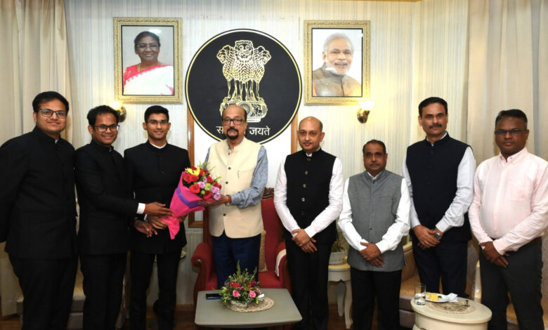 राज्यपाल रमेन डेका से परिवीक्षाधीन आईएएस अधिकारियों ने की सौजन्य भेंट……