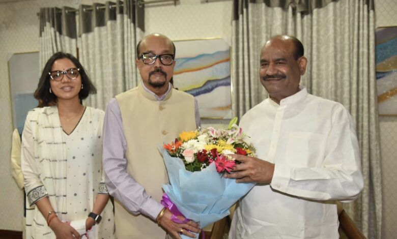 राज्यपाल रमेन डेका ने किया लोकसभा अध्यक्ष बिड़ला का आत्मीय स्वागत….