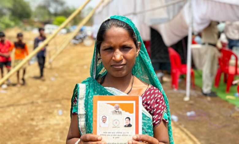सुशासन तिहार में मिला त्वरित समाधान, श्रीमती अंजनी साहू को प्रदान किया गया नवीन राशन कार्ड, जनसमस्या निवारण शिविर बना आमजन की समस्याओं के समाधान का प्रभावी माध्यम….. सुशासन तिहार में मिला त्वरित समाधान, श्रीमती अंजनी साहू को प्रदान किया गया नवीन राशन कार्ड, जनसमस्या निवारण शिविर बना आमजन की समस्याओं के समाधान का प्रभावी माध्यम…..