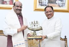 लोकसभा अध्यक्ष ओम बिरला ने मुख्यमंत्री विष्णु देव साय से की सौजन्य भेंट…..