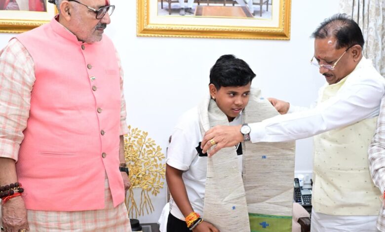 श्रीलंका दौरे के लिए भारतीय अंडर-19 महिला क्रिकेट टीम की उपकप्तान बनीं महक नरवासे : मुख्यमंत्री विष्णु देव साय ने किया सम्मानित….. श्रीलंका दौरे के लिए भारतीय अंडर-19 महिला क्रिकेट टीम की उपकप्तान बनीं महक नरवासे : मुख्यमंत्री विष्णु देव साय ने किया सम्मानित…..