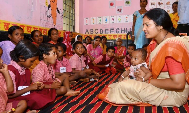 महिला एवं बाल विकास मंत्री लक्ष्मी राजवाड़े का सुकमा दौरा: बच्चों के बीच बैठकर पढ़ी एबीसीडी, महिला स्वावलंबन और पुनर्वास व्यवस्था का किया जमीनी निरीक्षण
