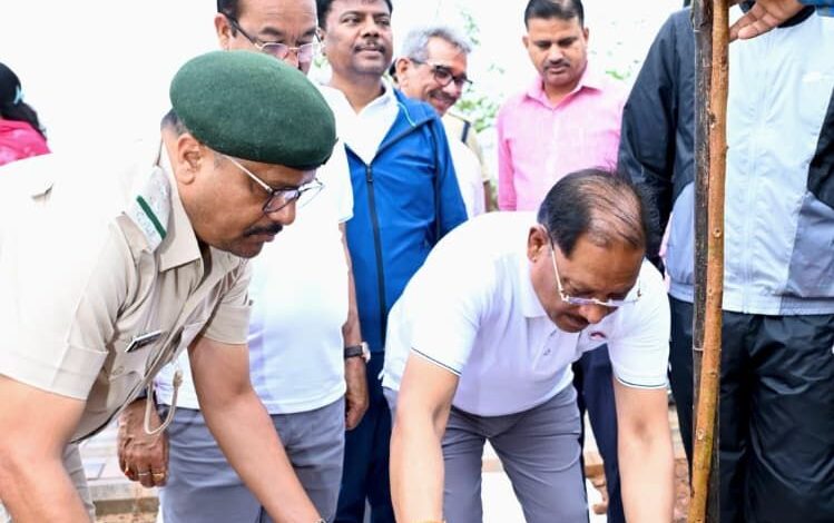 मुख्यमंत्री विष्णु देव साय ने एक पेड़ माँ के नाम अभियान के तहत किया पौधारोपण…. मुख्यमंत्री विष्णु देव साय ने एक पेड़ माँ के नाम अभियान के तहत किया पौधारोपण….