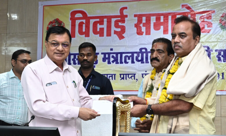 मंत्रालय के तीन अधिकारी-कर्मचारियों को सम्मानपूर्ण विदाई, श्रम मंत्री लखन लाल देवांगन ने शॉल, श्रीफल एवं स्मृति चिन्ह भेंट कर दी शुभकामनाएं…. मंत्रालय के तीन अधिकारी-कर्मचारियों को सम्मानपूर्ण विदाई, श्रम मंत्री लखन लाल देवांगन ने शॉल, श्रीफल एवं स्मृति चिन्ह भेंट कर दी शुभकामनाएं….